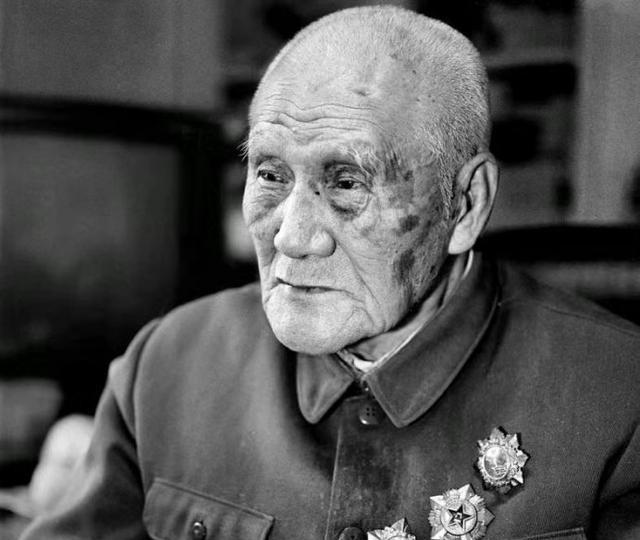 1940年，毛主席去食堂时，突然一个人拎着木棍朝毛主席后脑勺砸去，千钧一发之际，