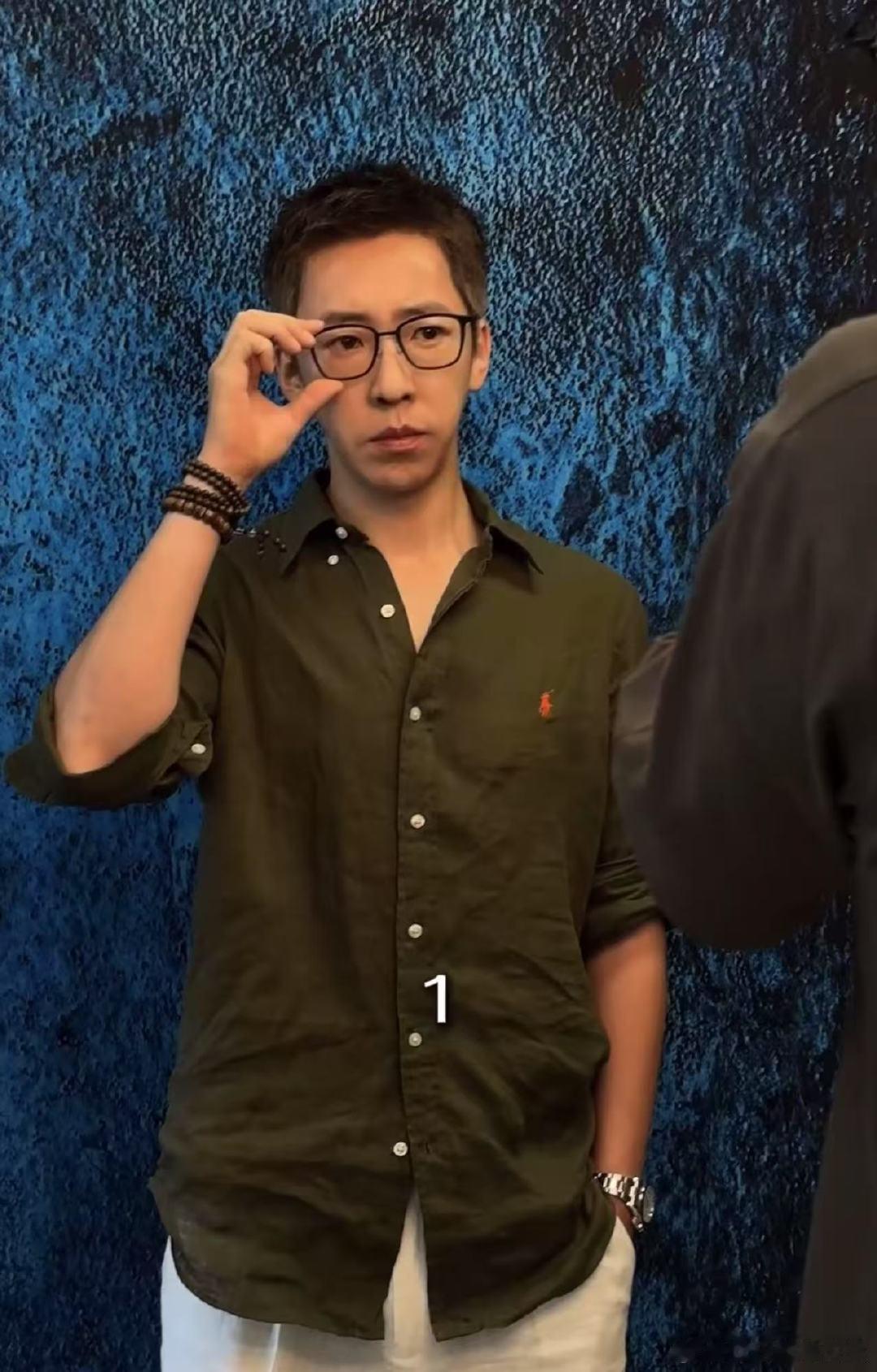 留几手体验撕拉片留几手体验撕拉片，离婚后是真的走出家门了哈哈哈留几手拍的撕拉