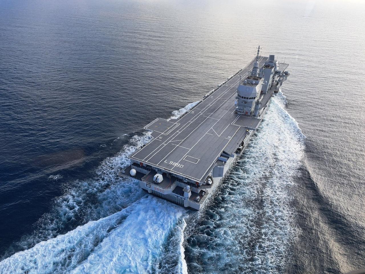 这军舰不会是独立团里二营长定的吧？非得在这两栖小平顶屁股后头整门炮？还是意大