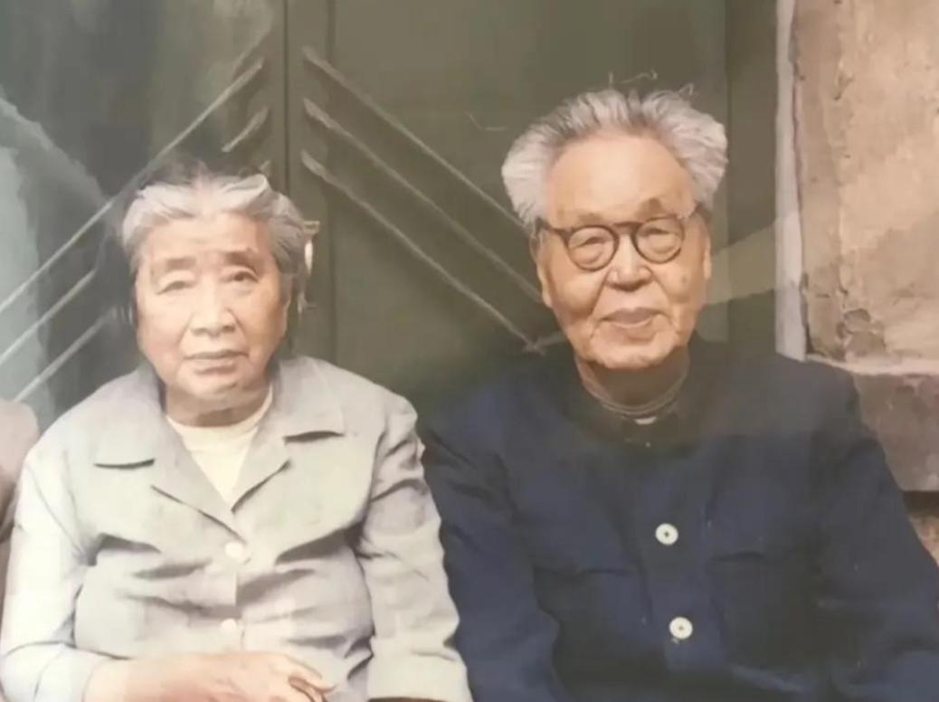 1985年，王效禹被安置回青州老家，他多次申请去烈士陵园当义务守墓人，只想陪着当