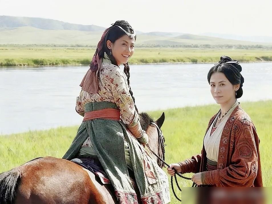 项少龙娶了8个老婆，一句“哪里都是家”，骗了多少人。电视剧里，项少龙一手揽着