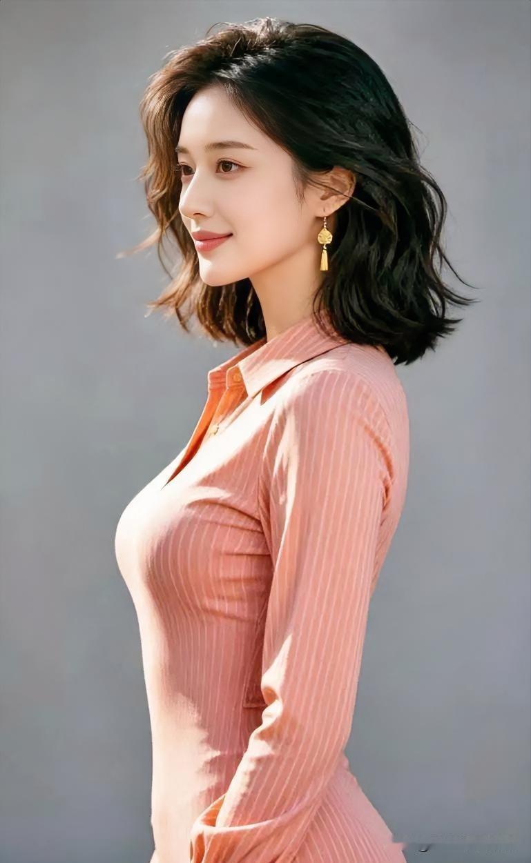 暖橘色条纹裙装勾勒出曼妙身姿，微卷青丝随风轻舞。耳畔金饰摇曳生姿，她侧颜凝望远方