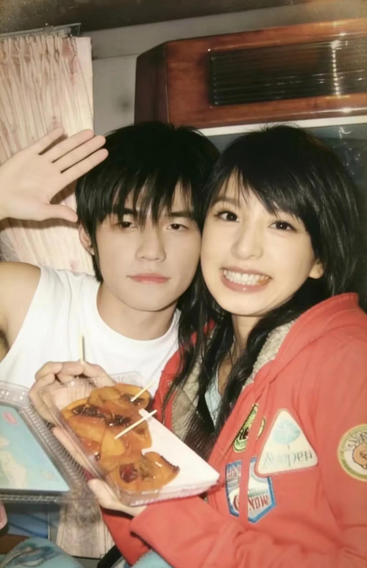 说实话，感觉是歌迷在搞情怀，现实中周杰伦肯定选老婆孩子啊！2026年初，一条