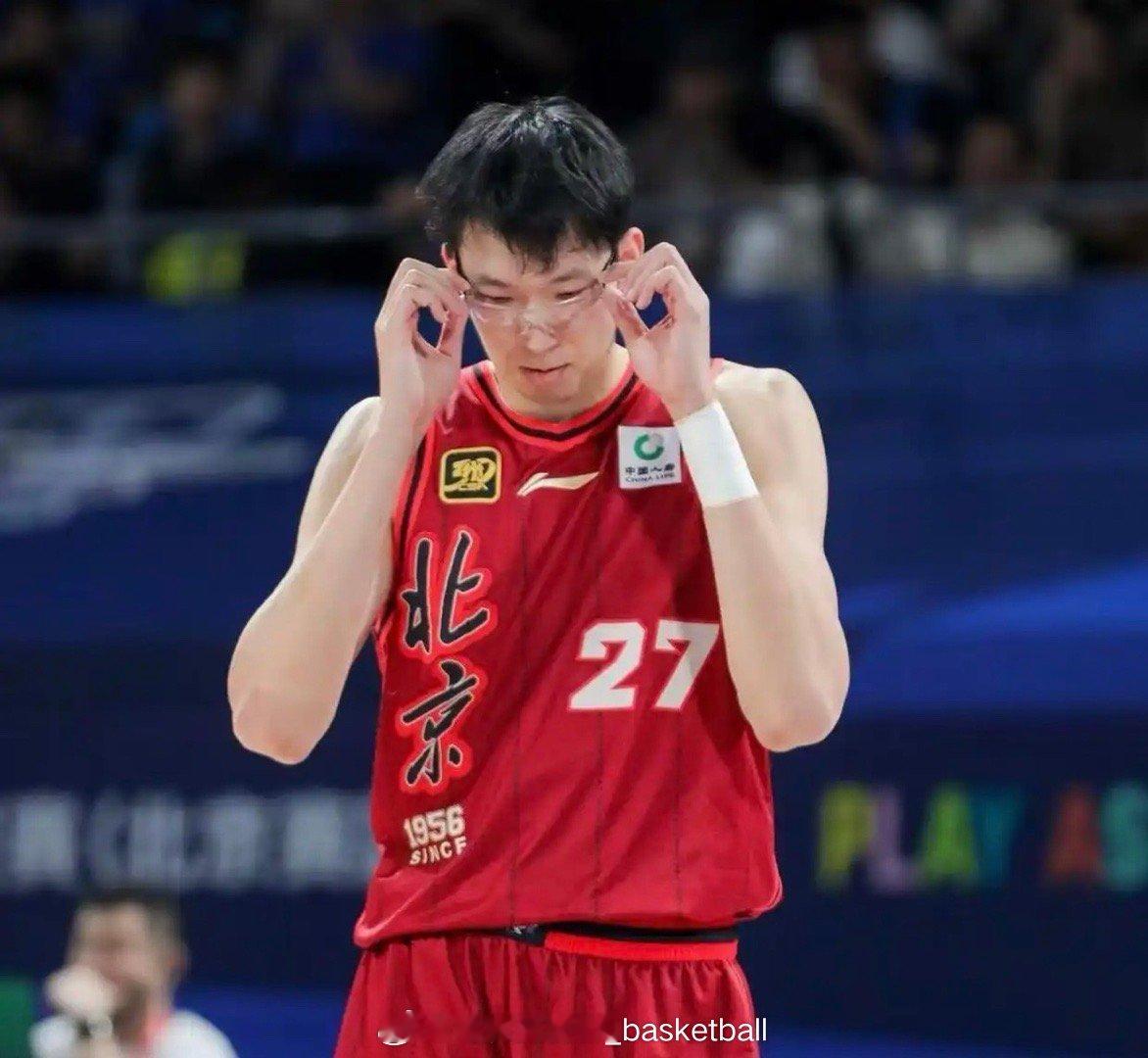 真糟糕周琦的腰有反应了，据北京媒体人爆料，周琦在对阵四川男篮的比赛中腰部再次有反