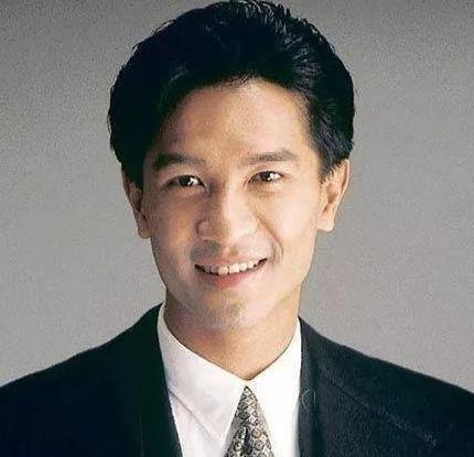 1989年，演员钟保罗因自杀去世。Beyond成员黄家驹前去祭奠。听说，保罗死后