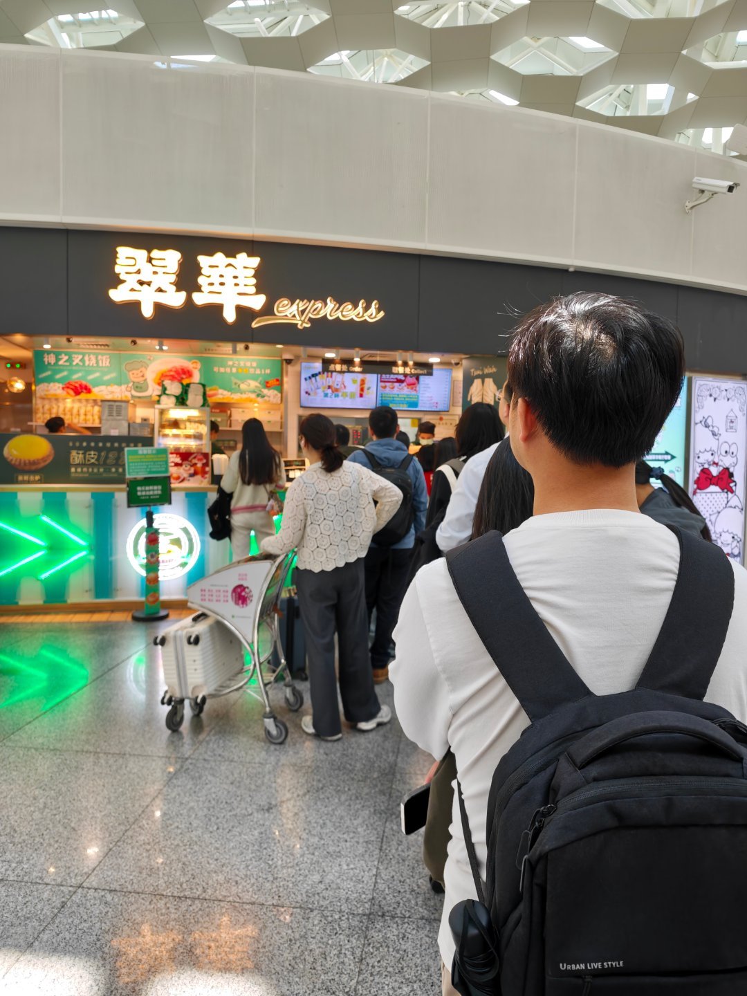 成功勾起我的好奇心了，凭什么机场还会有排队的店，我特么要尝尝啥玩意值得这么多人排