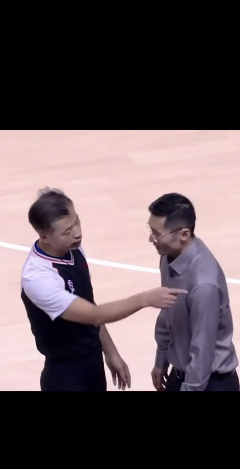 新疆飞虎男篮的主教练刘炜，新疆的烤肉、腰子、拌面、抓饭也吃了一年了！希望你新的赛