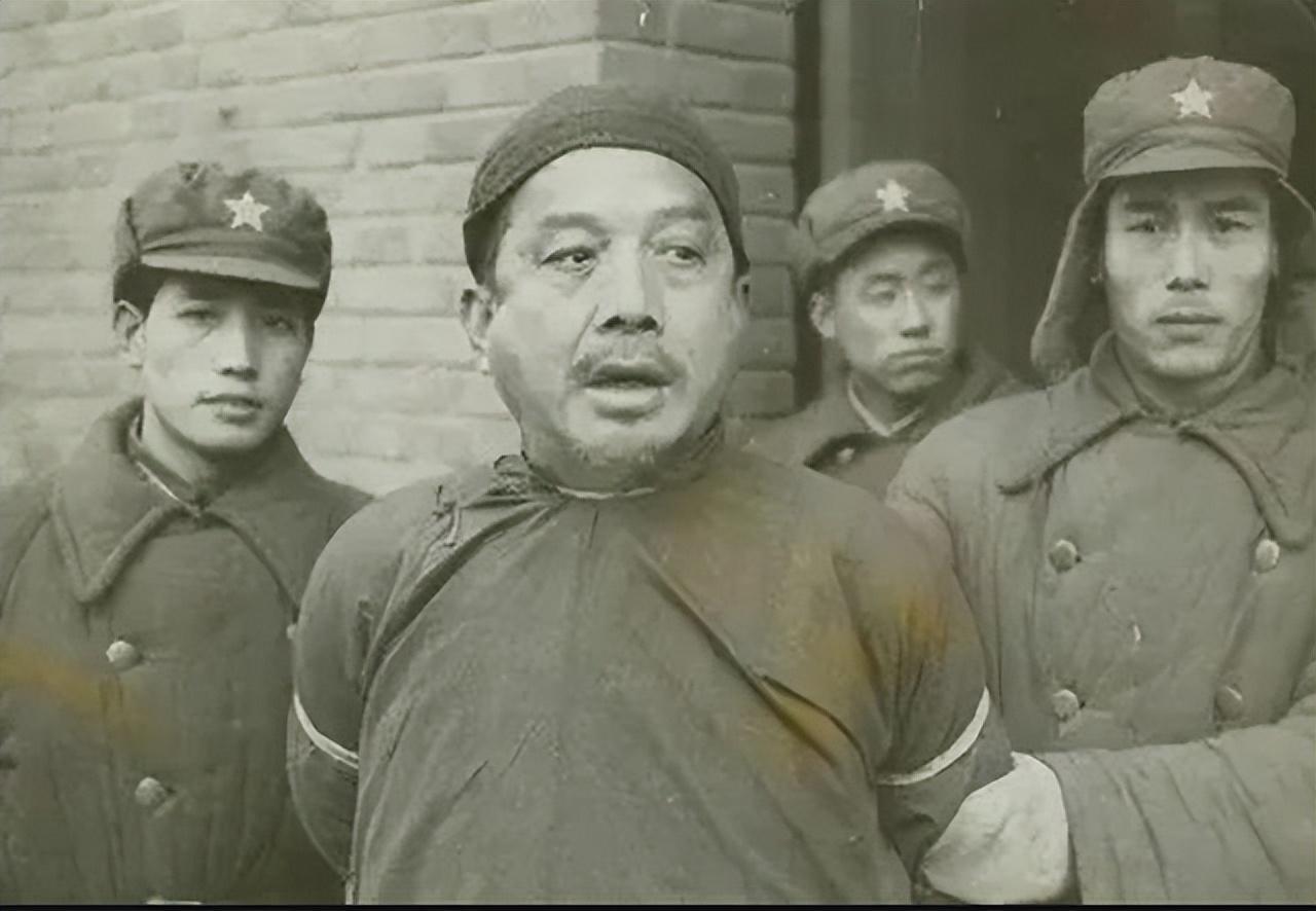 1968年，刚刑满释放的老土匪赶着马车路过荒村，瞅见路边一个弯腰种地、穿得破破烂