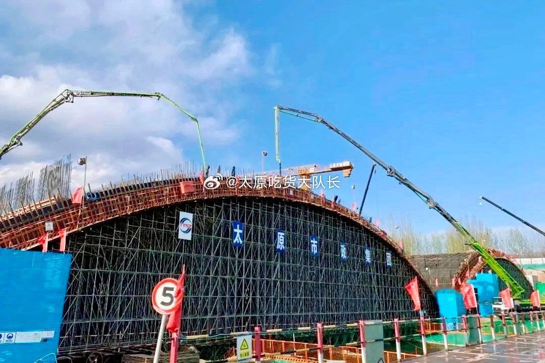 太原幸福桥主拱圈浇筑完成4月30日，随着最后一方混凝土沿着泵车臂架精准注入模架