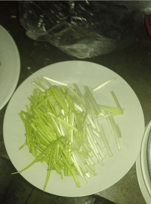 蒜苗的清香加上豆腐的滑嫩! 非常美味!