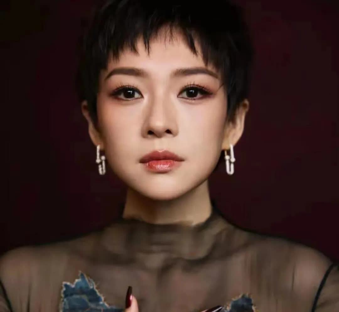 章子怡现在估计比吃了苍蝇还难受，翻来覆去想了一夜，怎么也想不明白，当初是