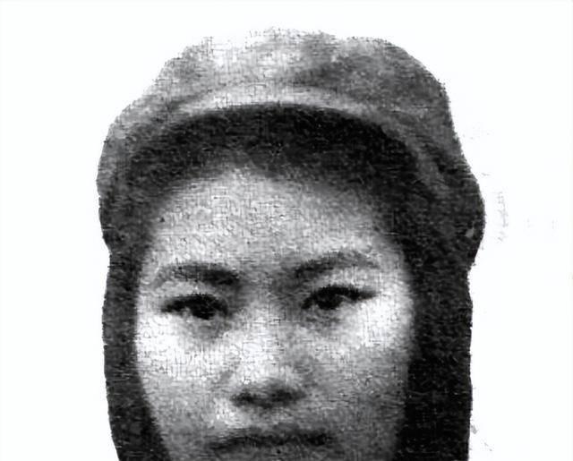 1950年，19岁的丁佑君被土匪抓获，土匪们看到她白皙如玉的肌肤，瞬间扒光了她的