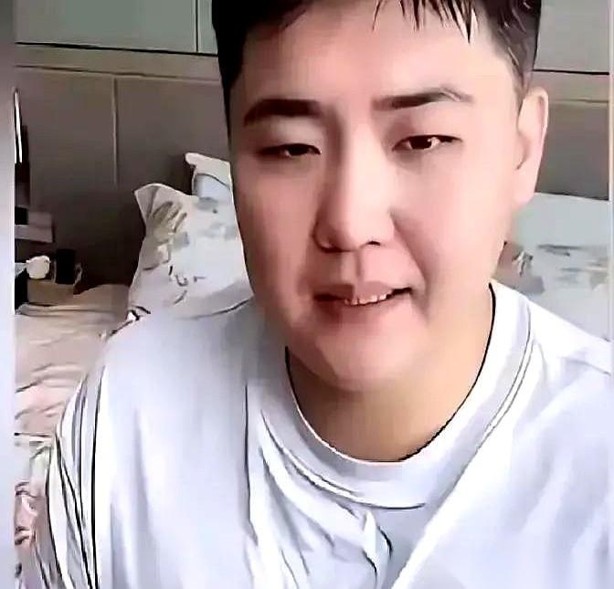 “家里钱够花三辈子。”就这一句话，平地起惊雷。热搜直接干到前三。一半人骂他