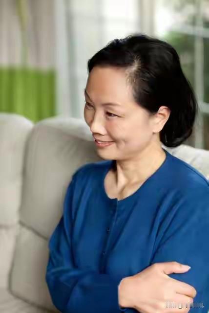 一寡妇给北京老板带孩子整整20年，现在老板全家死活不放人阿姨名叫陈桂英，今