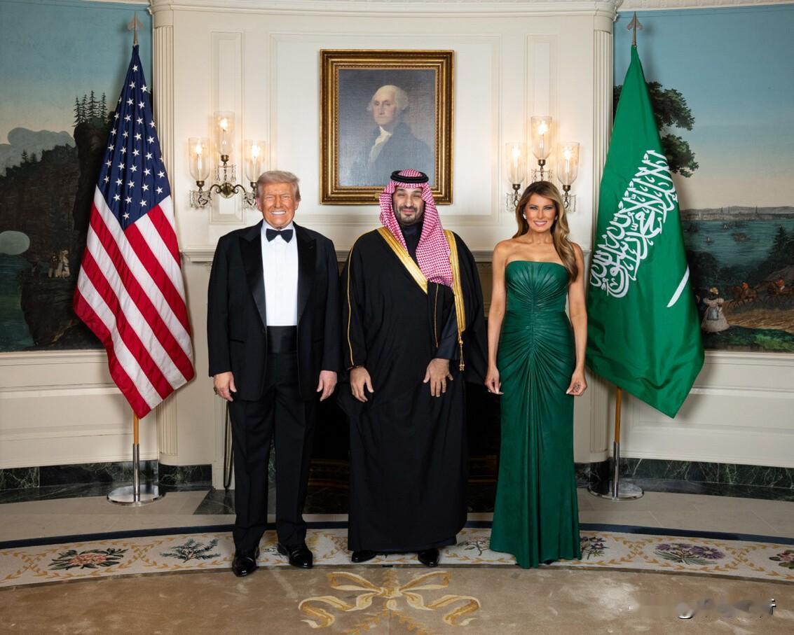 【一张照片里的“钞能力”，把白宫旧账全翻篇了】这照片一出来，我看推特上不少人