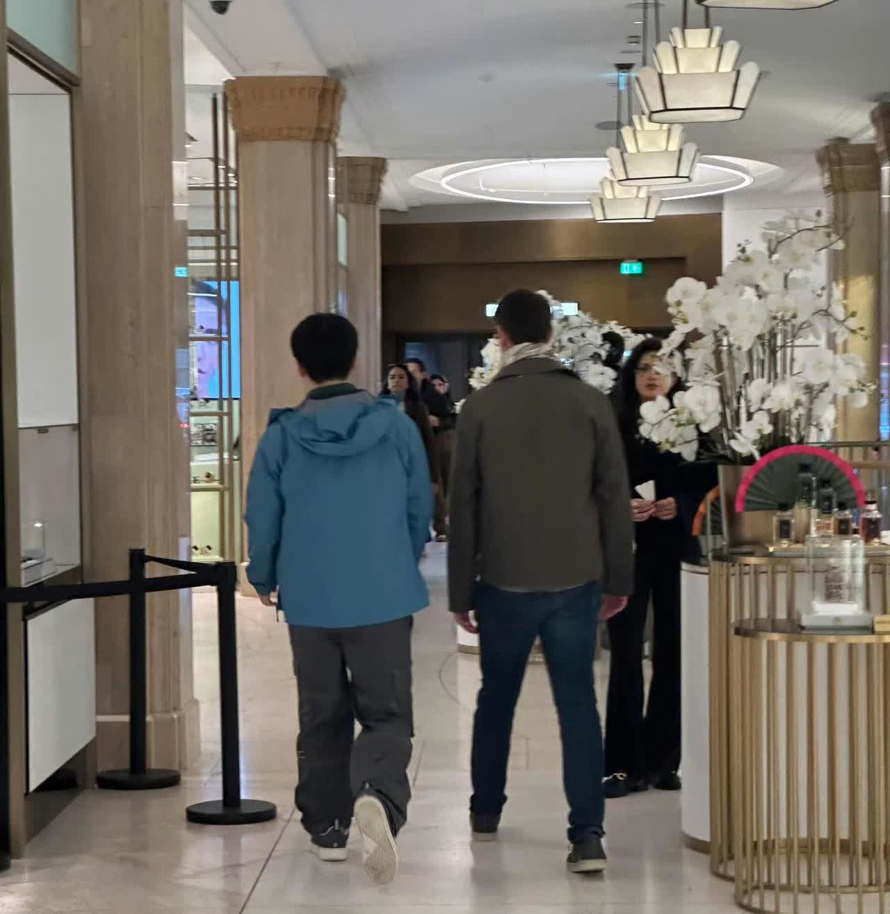 09月23日，樊振东在伦敦逛街，被球迷偶遇到了，但球迷没有上前去打扰，真是太棒了