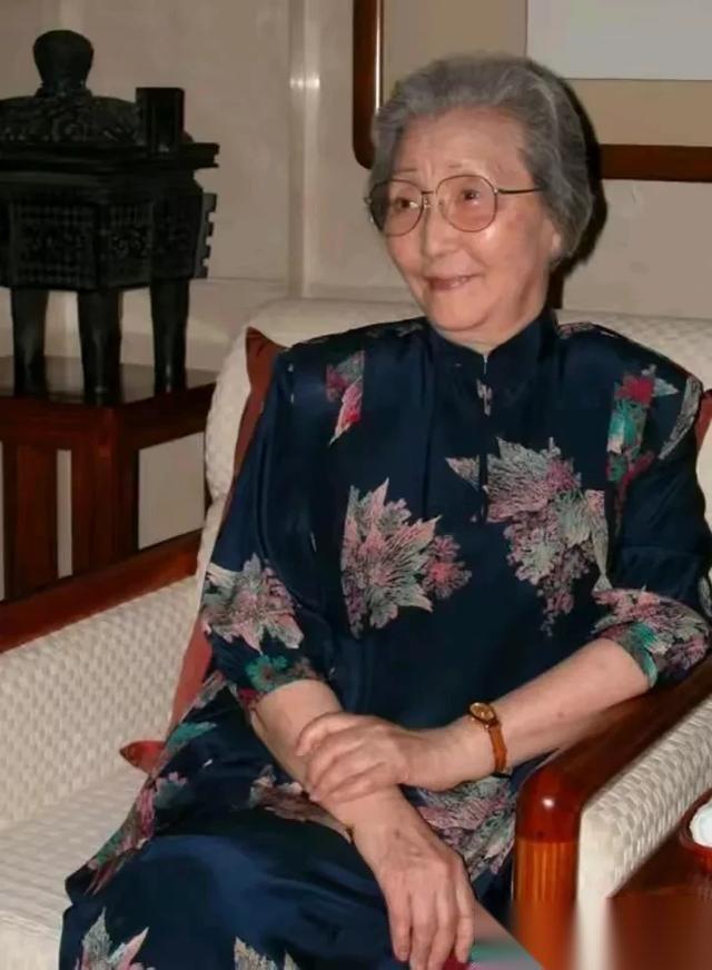 1941年，副军长项英在蜜蜂洞被害，新婚两月的妻子悲痛欲绝，一年后她改嫁张爱萍竟