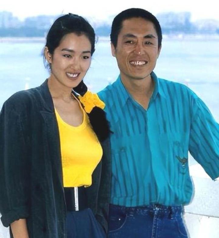 张艺谋和巩俐现在是什么关系？曾经是爱得死去活来，巩俐的青春岁月是用爱人拍的电影来