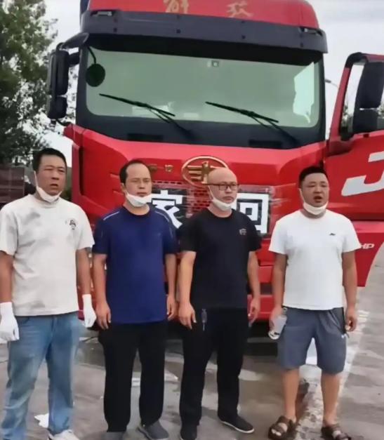 泪目了，2026年7月，陕西服务区，一辆货车停放了三天无人靠近。工作人员打开车门