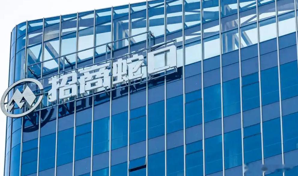 人都被推倒摔成轻伤二级了，官方通报却只写"强制猥亵"，为什么不是强奸？或者是强奸未遂呢？有网友疑惑是