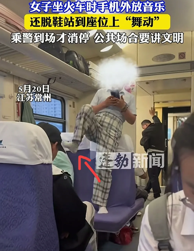 “真当自家客厅呢！”江苏常州，女子坐火车时，把鞋一脱，整个人站在座位上，拿手机外