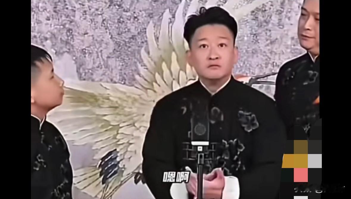 当年岳云鹏还在拖地，曹云金是台柱子，看都不看岳云鹏，后来曹云金离开德云社，有记者