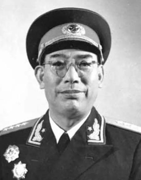 1949年，一个七十多岁的湖南老农，颤巍巍地拿着一张报纸找进了军区司令部。他指着