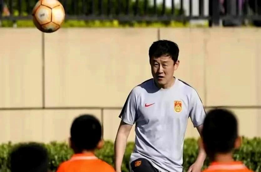 孙继海在接受6月12日央视《足球之夜》采访时，对国足队员做出以下评语：不是孩子没