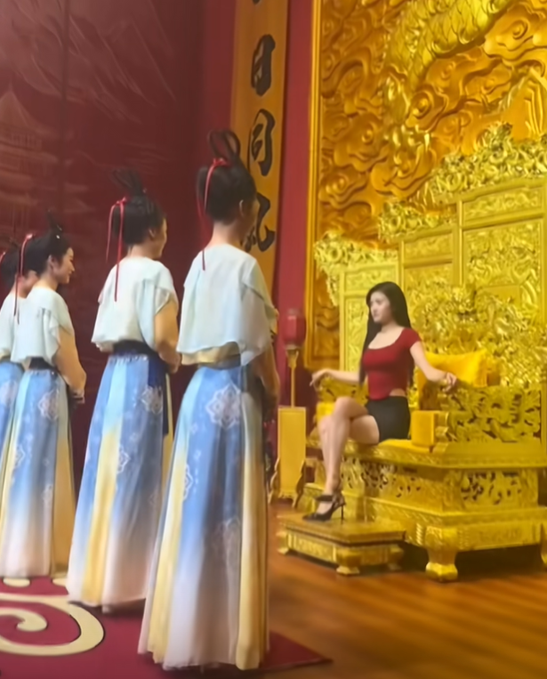 庆渝宴的龙椅~女皇坐了也迷糊~有这样的女皇帝、大臣上朝肯定积极[doge]