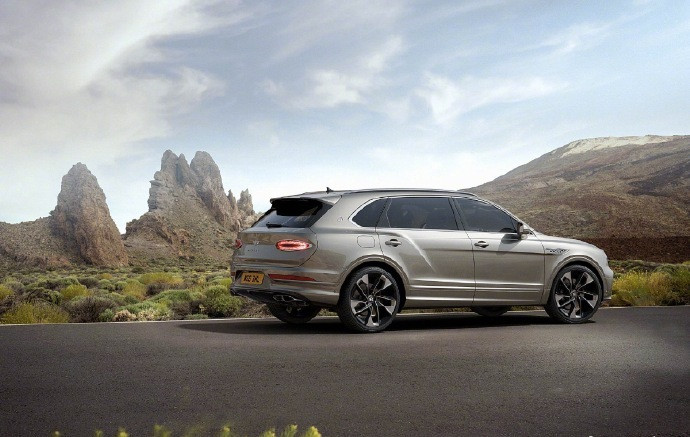 宾利正式推出了添越云境版车型。这款车的命名灵感，源自西班牙大加纳利岛的最高村落。