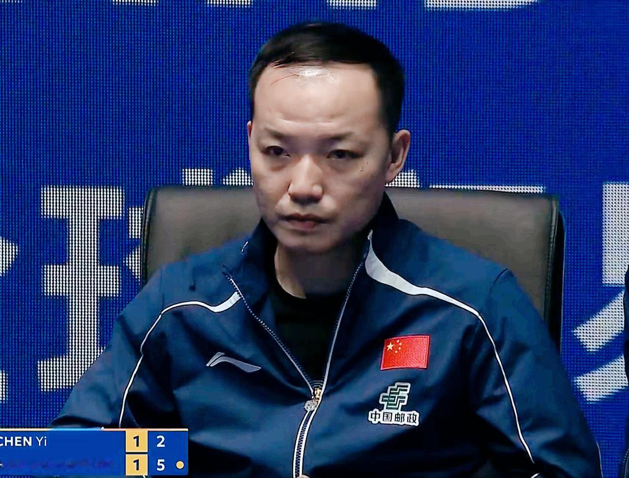 任浩气坏了！对陈熠无语了。第二局陈熠11:3拿下。侯英超说:任浩给