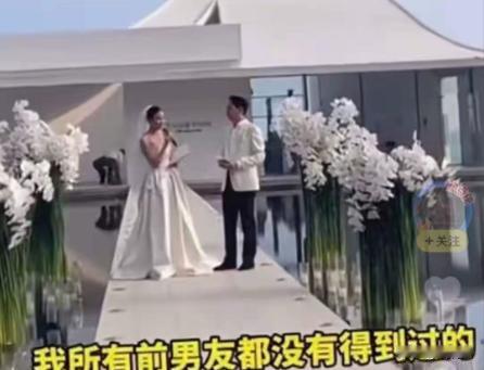 典型的“低情商”！婚礼仪式上，新娘当着台下亲朋好友的面，拿着喇叭对新郎大声地喊道