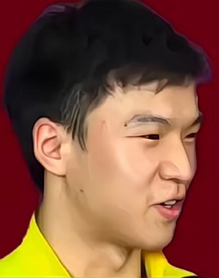 向鹏冠军荣耀加身却笑得勉强！站在伦敦世乒赛领奖台上，年轻小将向鹏笑得勉强