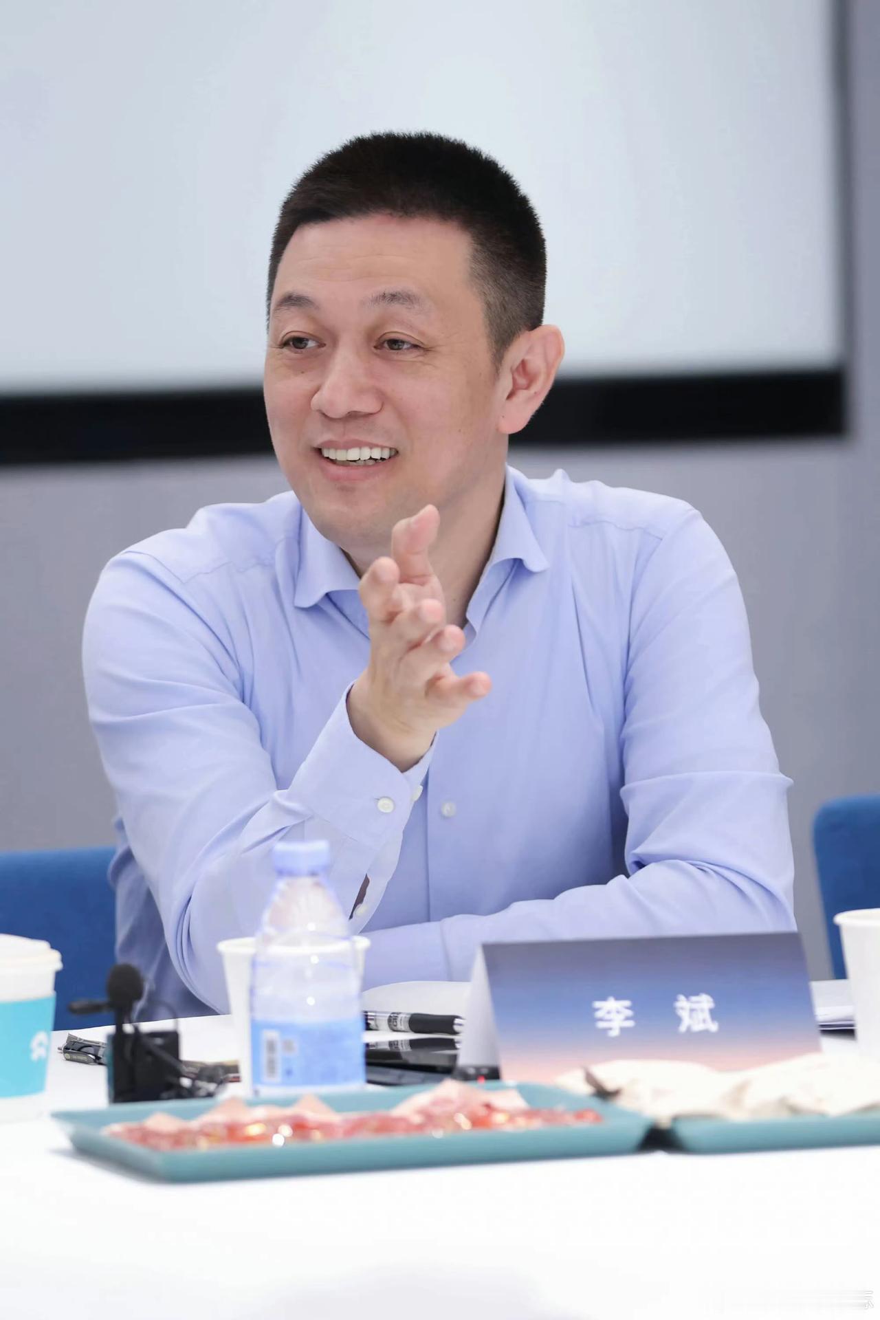 有些人说是蔚来汽车扛不住了，李斌才会预警下滑。非也非也……一方面经济环境、购