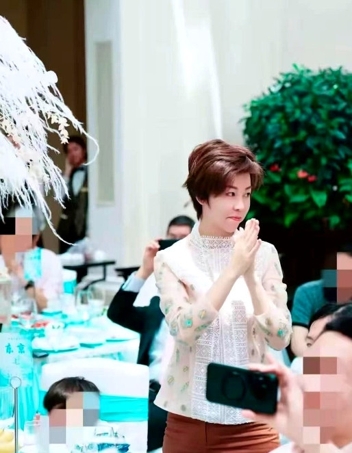 张怡宁近照流出，本人越长越成熟漂亮，比打球时更耐看，老公徐威也一起参加酒席，照片