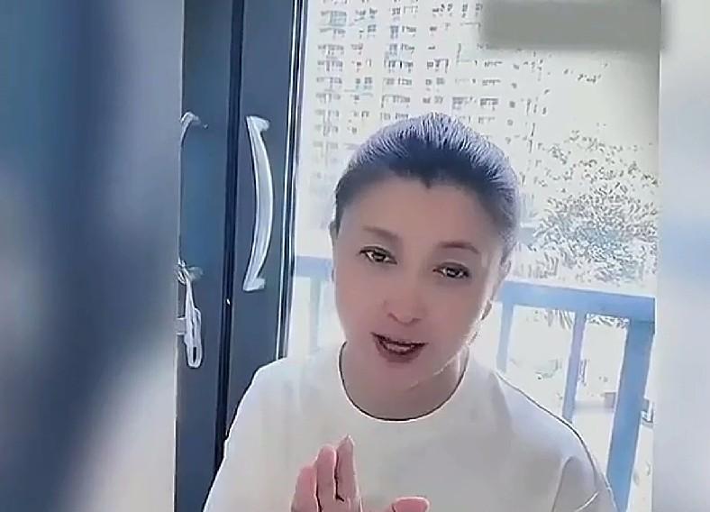 闫学晶这波操作，简直是娱乐圈的“静音反击”！面对争议，她一言不发，直接进组《烟