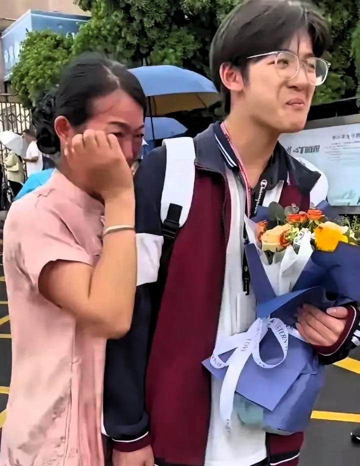 “没想到我也有今天”！三岁男孩失去父亲，母亲改嫁不管，姑姑把他带大，今年高考71
