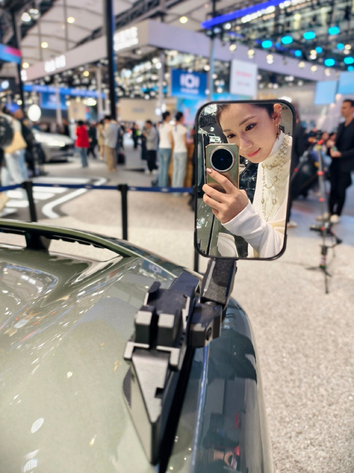 来福特展台看了眼新蒙迪欧外观做了小升级，现在是更窄的一体式大灯，侧面还是溜背轿