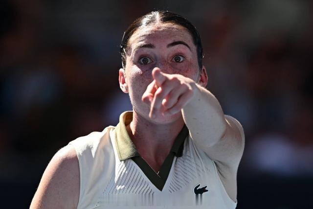 【雅克莫指责教练没给她正确指导】雅克莫在首盘0-5普丁塞娃时，指责教练，使其退场