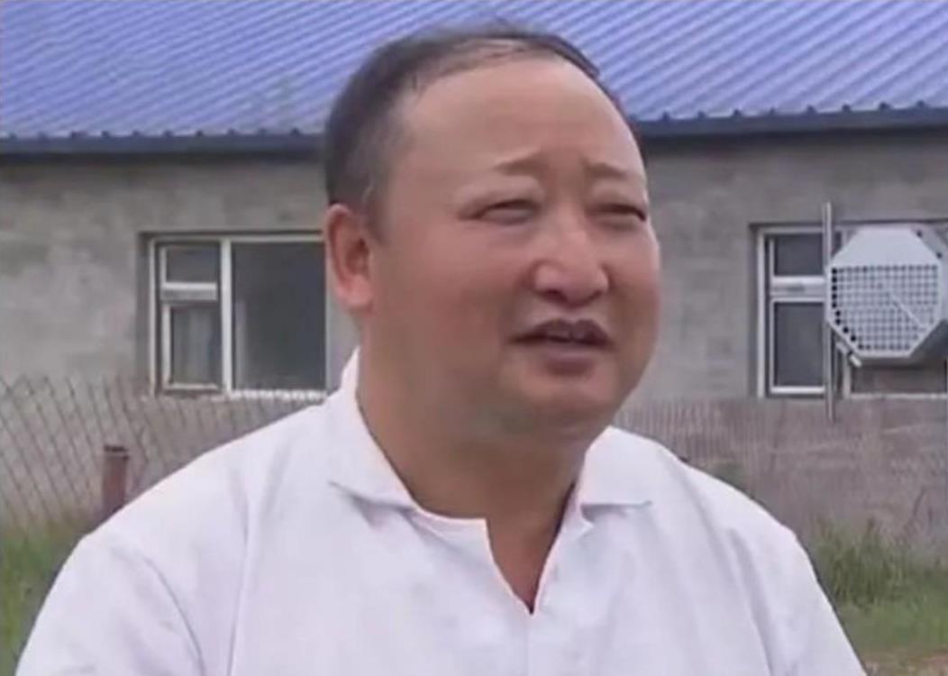 “真是个人才！”2011年，黑龙江一男子竟然拿白酒给猪当水喝，亲戚朋友纷纷嘲笑他
