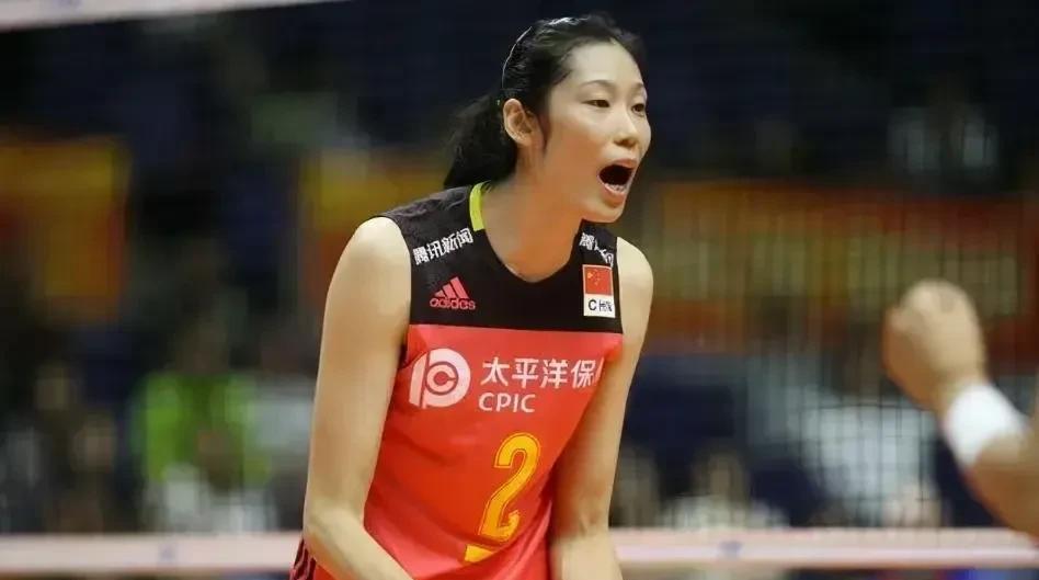 [比心]朱婷为何会在国内遭遇网暴？朱婷，这位中国女排的传奇巨星，凭借着卓越的球技