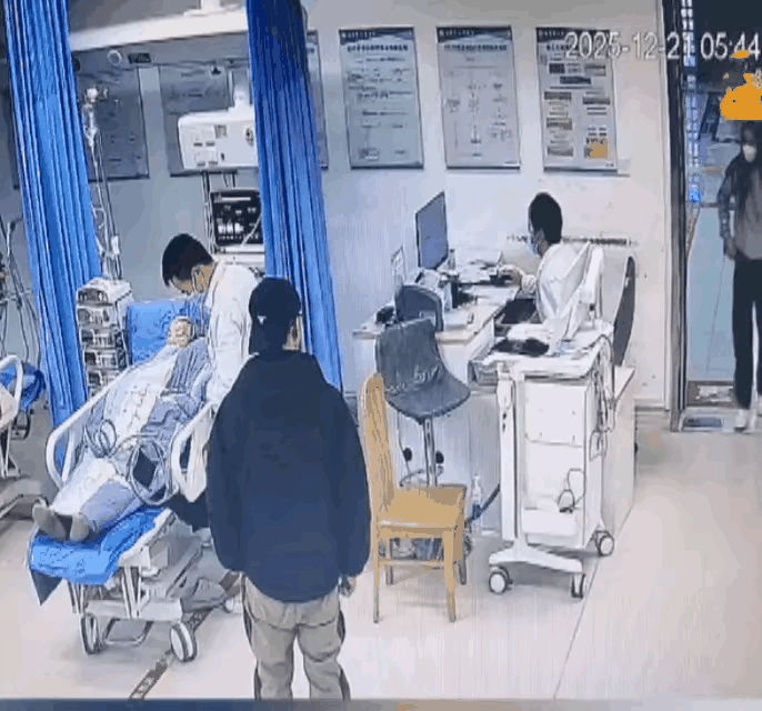 真是“搬起石头砸自己的脚”四川一女子凌晨陪闺蜜看病见医生忙着救治重