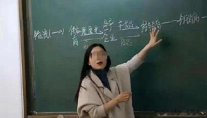 女老师穿2.8万“大衣”上课，被家长举报后，老师用硬核回复怼回去