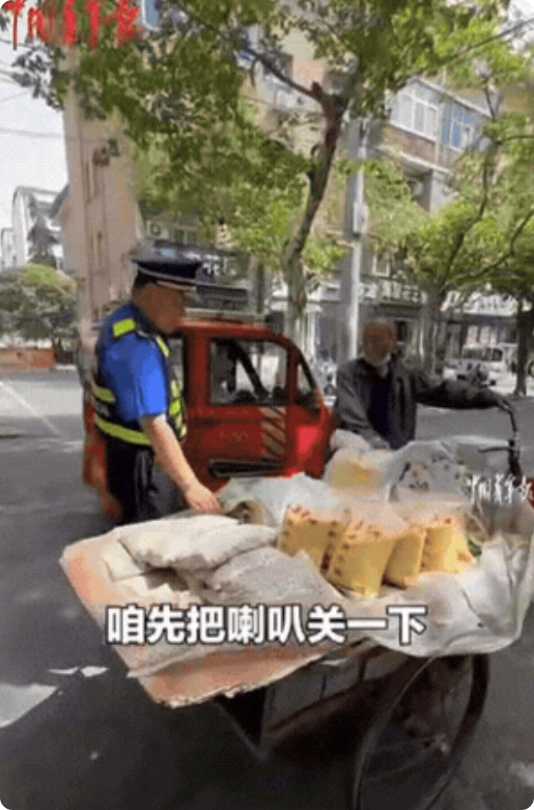 许昌城管火了！七旬老人路边卖土特产，用喇叭叫卖，城管发现后，让他把喇叭关了！说他