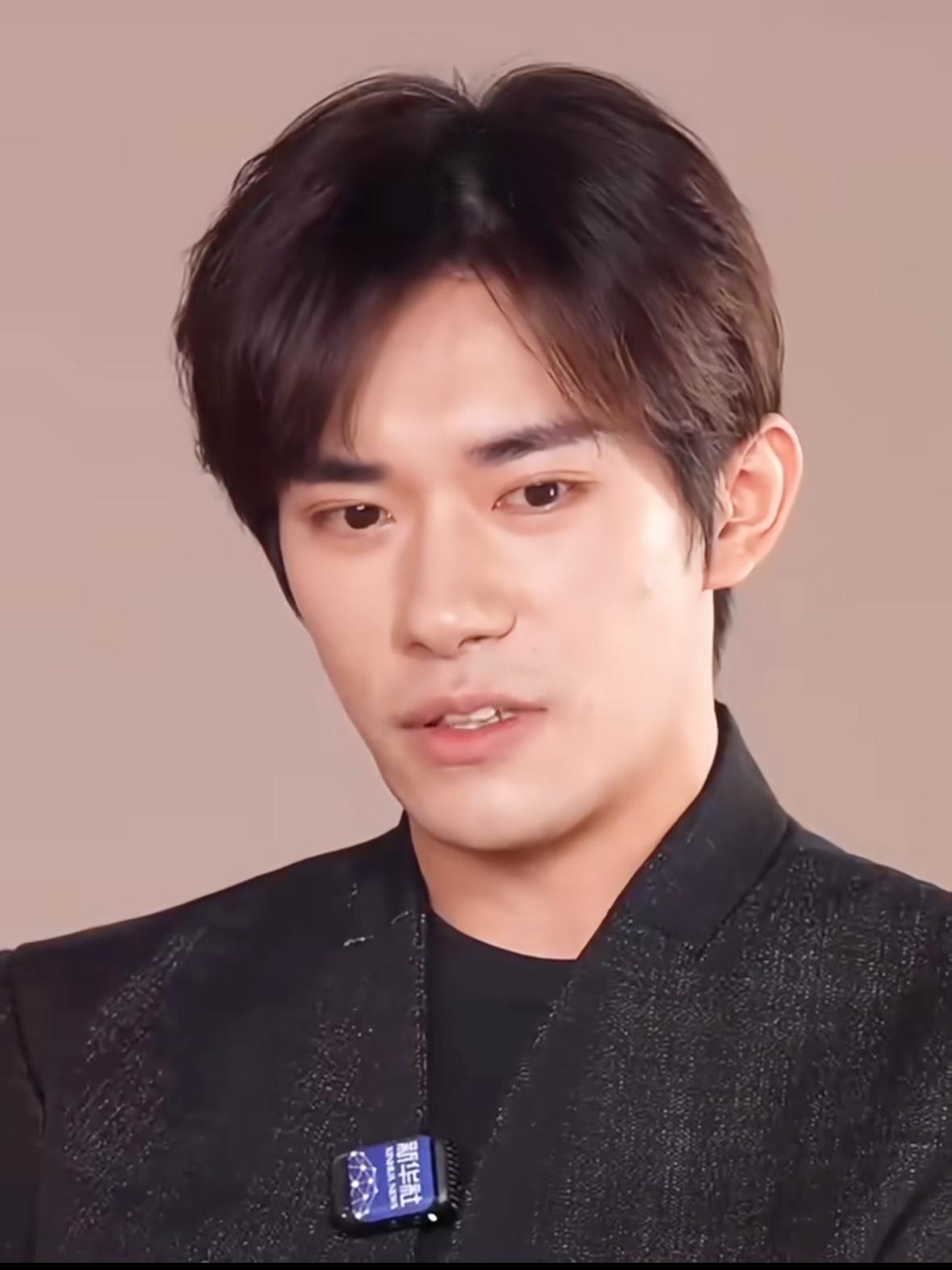 大家有没有发现，易烊千玺近几日的状态，似乎有些不对劲。网友们发现他虽然只