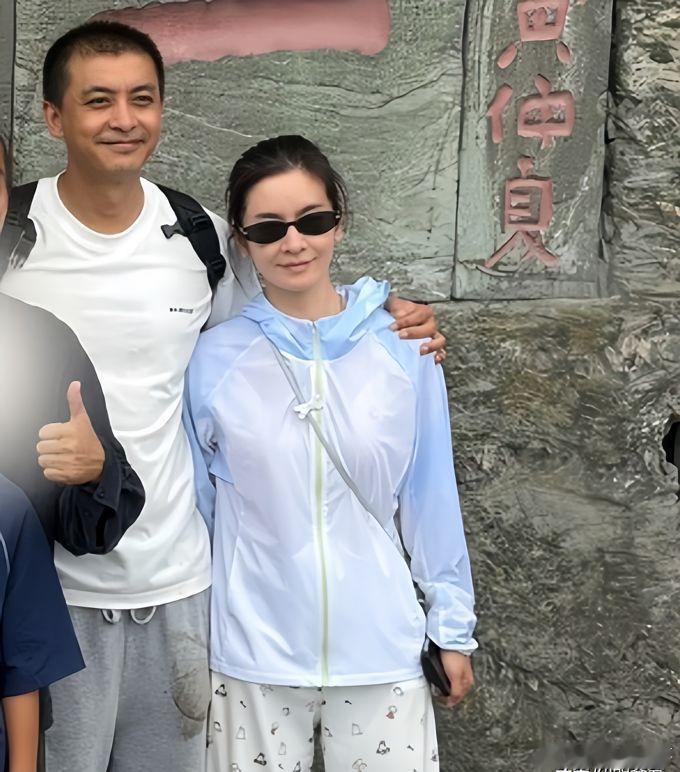 李佳航李晟一家游武当山，李佳航发福严重,李晟逆生长似少女，一同现身的黄英，状态则