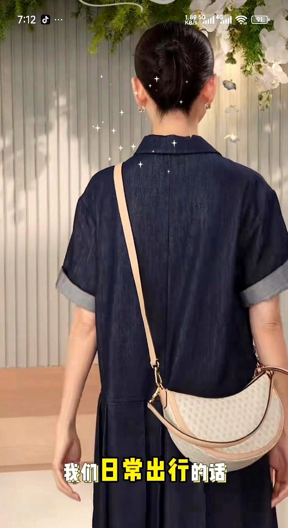 董洁的直播间，真不是随便看看的。那天她穿了条藏蓝牛仔裙，直接说，这裙子光脚穿