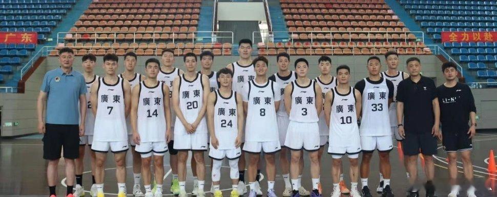 本届全运会男篮成年组最大的夺金热门广东队在赛前公布了12人名单：12名球员来自1