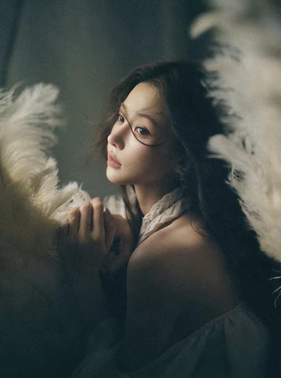 唯美的夜舞曲，是摄影师追求的极致。半身人像采用侧机位拍摄，人物侧脸转向画面上方