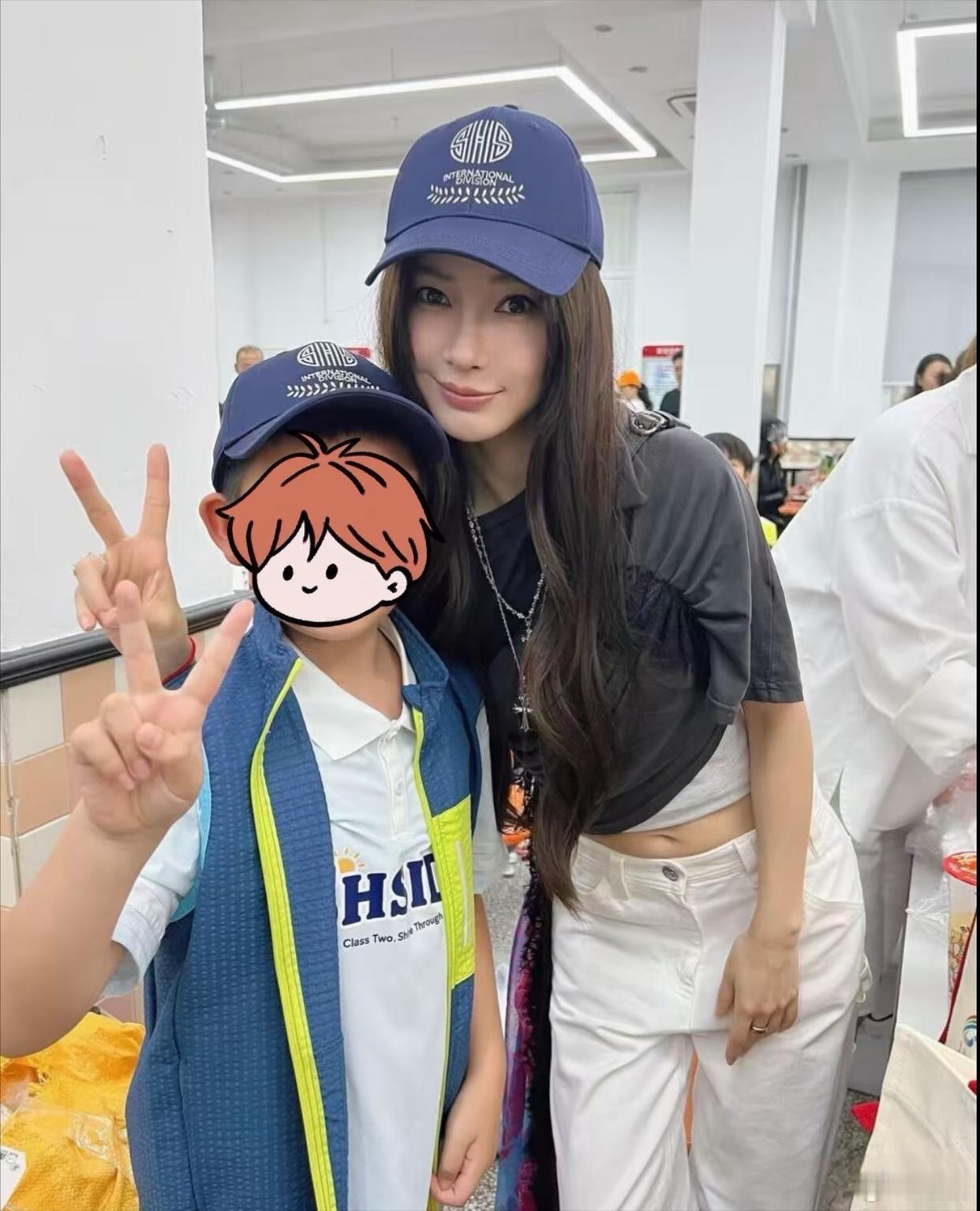 偶遇baby杨颖现身小海绵学校，这个状态让人羡慕都羡慕不过来！这就是天资吧